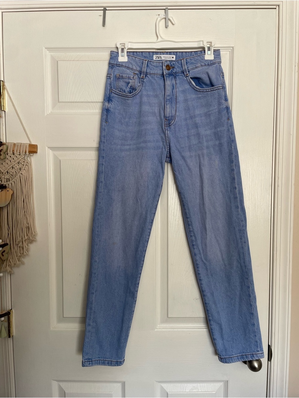 Zara Women’s size 4 Light Blue High Rise Straight-Leg Jeans
